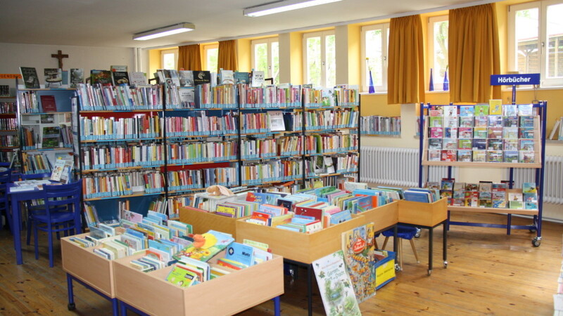 Blick in die Bücherei St. Josef. Groß ist das Angebot an schönen Bilderbüchern in niedrigen Trögen für die Kleinen.