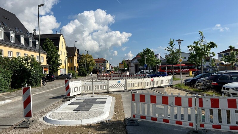 Die Freisinger Straße ist zurzeit die größte Baustelle im Stadtgebiet. Der Ausbau des Teilstücks wird im Laufe dieses Sommers abgeschlossen. Im Bild eine der zwei neuen Querungshilfen.