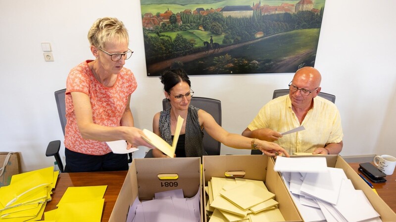 Wahlhelfer zählen im Rathaus Hildburghausen die Stimmzettel der Briefwahl bei den Kommunalwahlen aus. Bei der Kommunalwahl in Thüringen hat die AfD nicht den von politischen Gegnern und Beobachtern erwarteten Sieg errungen.