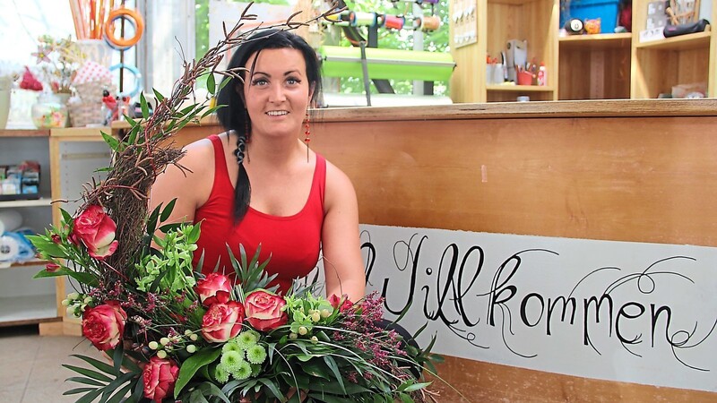 "Man kann die Floristik nicht neu erfinden, aber man kann das beste daraus machen", sagt Tanja Mazzolini. In der Hand hält sie einen aufwendigen Blumenstrauß - und auch das neue Schild am Tresen hat sie gestaltet.