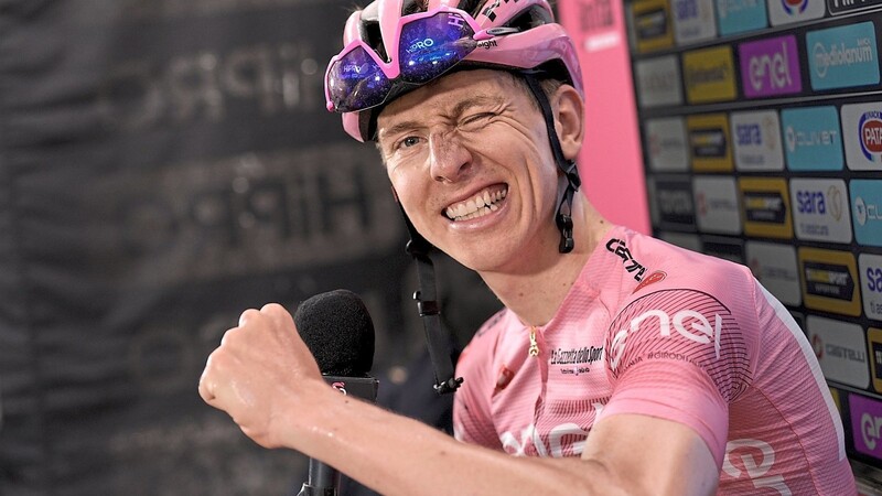 Immer für einen Spaß zu haben: Tadej Pogacar (im Trikot des Giro-Gesamtführenden) gewann auch die 20. Etappe der Italien-Rundfahrt. Anschließend scherzt er entspannt mit Kollegen und der Presse.