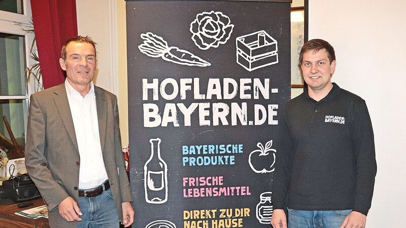 Regionalmanager Georg Straßer (links) und Christian Schächner, Gründer der Hofladen.Bayern.de (rechts), der in Vilsbiburg einen Regionalladen organisieren will.Das Bild wurde bei der Vorstellung des Projekts im Rahmen der städtischen Regionalförderung aufgenommen.