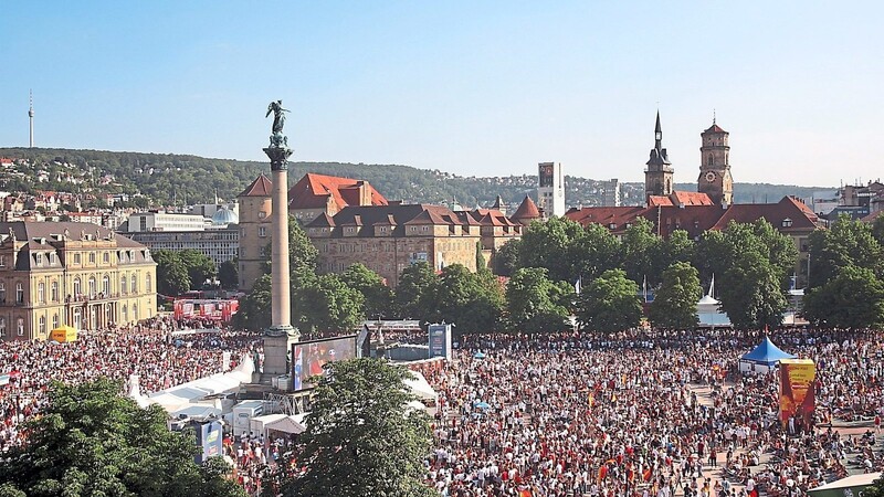So war es 2006 zur WM, so soll es bei der EM 2024 wieder sein: die Fanmeile beim Public Viewing am Schlossplatz.