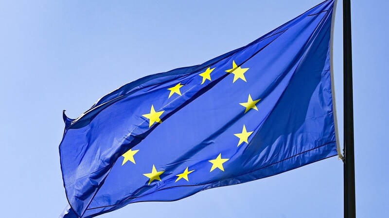 Eine Europaflagge weht vor blauem Himmel. Die Europawahl findet am 9. Juni statt.