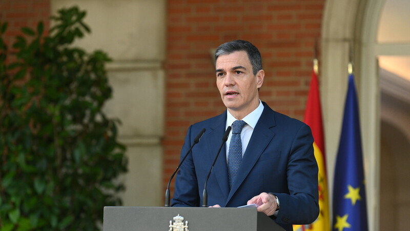 Spanien will Ministerpräsident Pedro Sánchez zufolge mit seiner "historischen Entscheidung" den Israelis und Palästinensern "zum Frieden verhelfen".