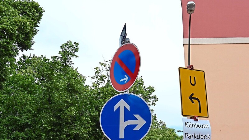 Nur gerade aus und nach rechts - oder doch nach links? Viele Pfeile, aber es gibt eine Erklärung für die Verkehrsführung an der Dammstraße Ecke Papiererstraße.