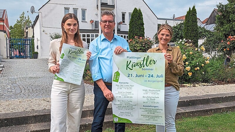 Genuss im Grünen: Kulturamtsleiterin Kathrin Tost (r.) und Kollegin Veronika Hirschenauer stellten mit Bürgermeister Hans Schmalhofer das Programm vor.