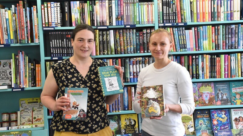Marianne Erb (links) und Vivien Nabach zeigen, was Kinder besonders gerne lesen: "Paluten", "Gregs Tagebuch" und "Die Schule der magischen Tiere".