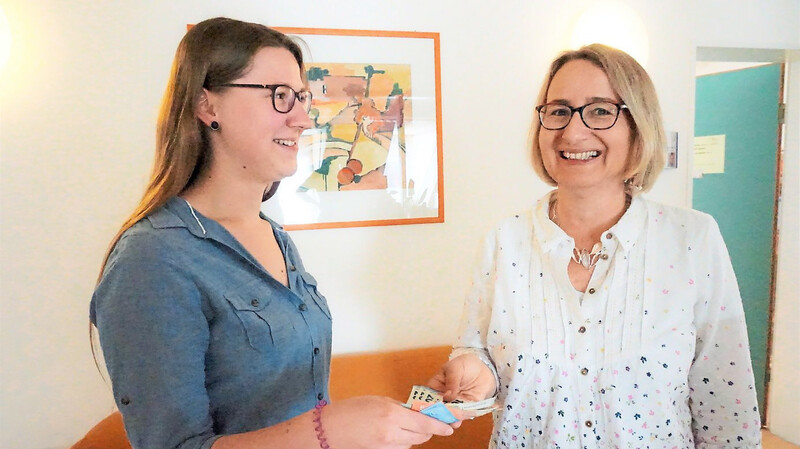 Claudia Sitzmann (links) von der Beratungsstelle für seelische Gesundheit übergab 140 Euro an Bettina Rappl zugunsten des Hilfsfonds Mainburg.