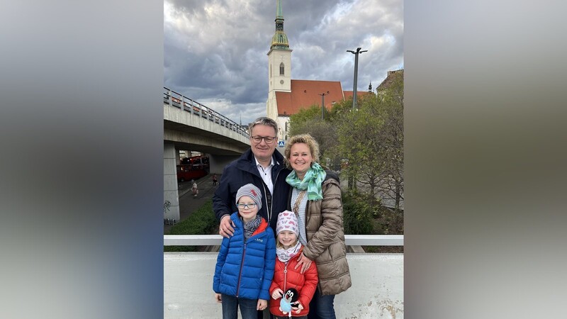 Ausflug mit der Familie in die Geburtsstadt seiner Mutter: CSU-Politiker Josef Zellmeier mit seiner Frau Sabine und seinen Kindern Josef und Elisa in Bratislava (ehemals Preßburg), heute Hauptstadt der Slowakei.