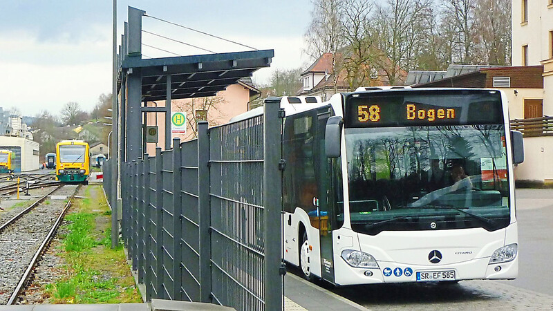 An der Endstation in Viechtach: Links steht die Waldbahn, rechts wartet der Bus nach Bogen. Auch in Bogen hält der Bus, der die beiden Schienen-Endpunkte miteinander verbindet, unmittelbar am Bahnhof.