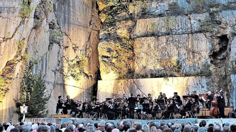 Vor gigantischer Kulisse erleben die Besucher der "Serenade im Steinbruch" auch heuer ein Konzert vom Feinsten. Karten für das Ereignis gibt es im Vorverkauf.