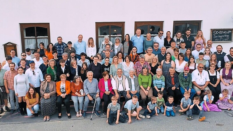 Vor dem Gasthof "d'Wiad" stellte sich die Großfamilie zu einem Erinnerungsfoto zusammen.
