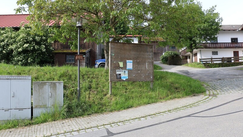 Ausgewiesene Flächen für Wahlplakate sollen eine wilde Plakatierung verhindern. In Kollnburg bleibt die Wand bisher leer.