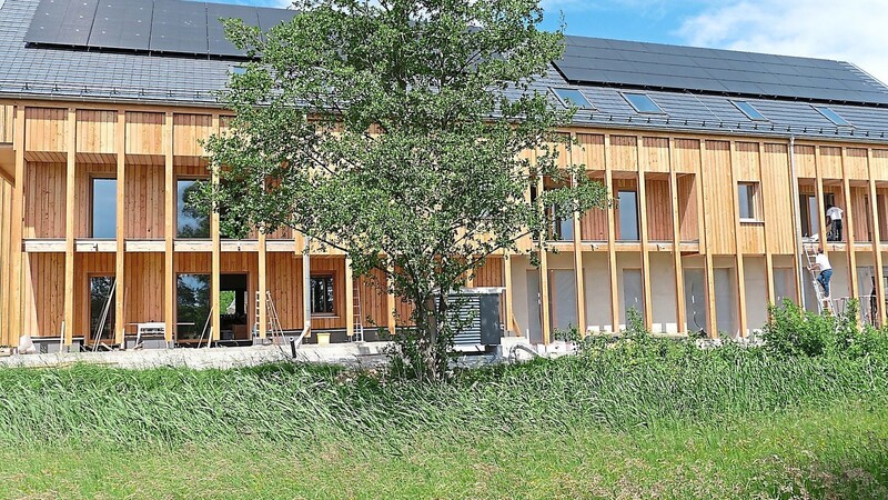 Vorzeigeobjekt in Auerbach: Die Gemeinde realisierte einen kommunalen Wohnungsbau in besonders nachhaltiger Holzbauweise, der sogenannten Naturholzbauweise.  Foto: Robert Alfery