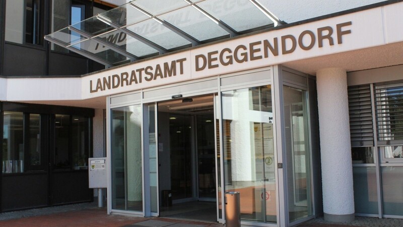 Am Landratsamt Deggendorf hat es am Freitagmorgen einen Polizeieinsatz gegeben.