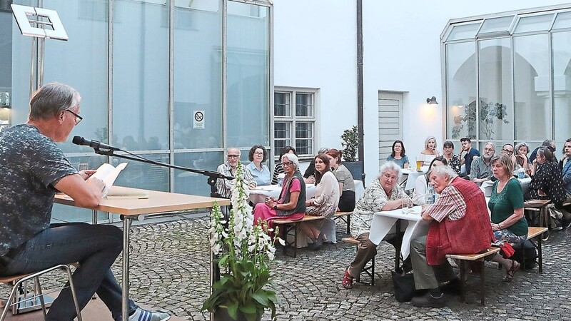 Im Innenhof der VHS lasen bei der dritten Nacht der Poesie fünf Schriftsteller aus Nieder- und Oberbayern aus ihren gesammelten Werken.