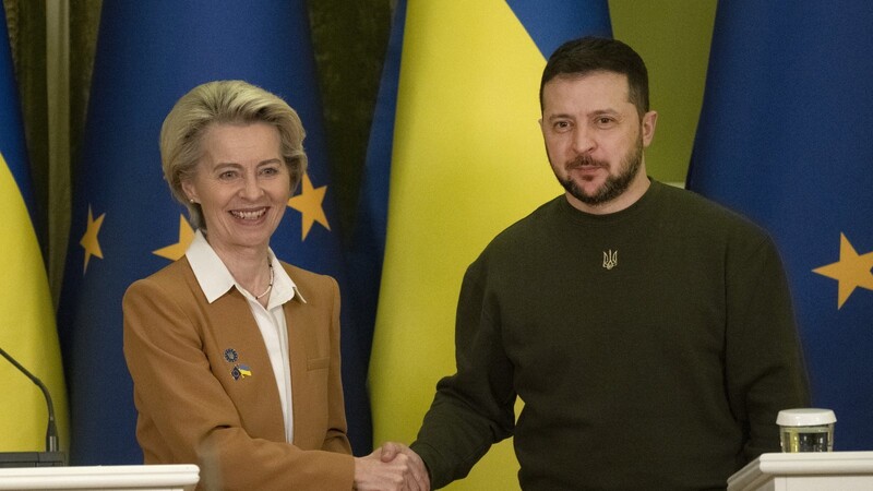 Wolodymyr Selenskyj, Präsident der Ukraine, begrüßt Ursula von der Leyen, Präsidentin der Europäischen Kommission, zu Gesprächen. Von der Leyen und 15 andere Kommissionsmitglieder sind zu Gesprächen mit der ukrainischen Regierung eingetroffen.