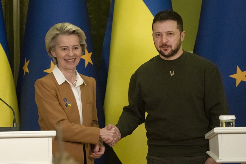 Wolodymyr Selenskyj, Präsident der Ukraine, begrüßt Ursula von der Leyen, Präsidentin der Europäischen Kommission, zu Gesprächen. Von der Leyen und 15 andere Kommissionsmitglieder sind zu Gesprächen mit der ukrainischen Regierung eingetroffen. 