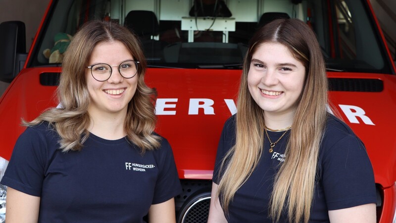 Elisa Dummer aus Weihern und Theresa Laumer aus Hungersacker (rechts) sind seit fünf Jahren bei der Feuerwehr. Als Kandidatinnen bei der Miss Feuerwehr-Wahl wollen sie fürs Ehrenamt werben.