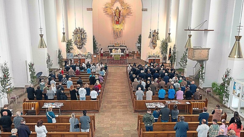In St. Josef wurde die Prozession am Hauptaltar abgehalten, zahlreiche Gläubige feierten das Hochfest.
