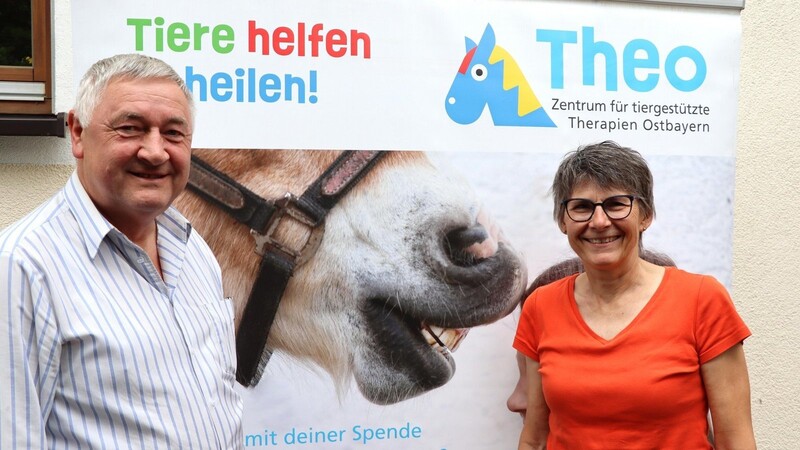 Die vkm-Vorsitzende Christa Weiß und ihr Mann Engelbert als Medienbeauftragter engagieren sich seit Jahrzehnten für tiergestützte Therapien Ostbayern, kurz Theo.