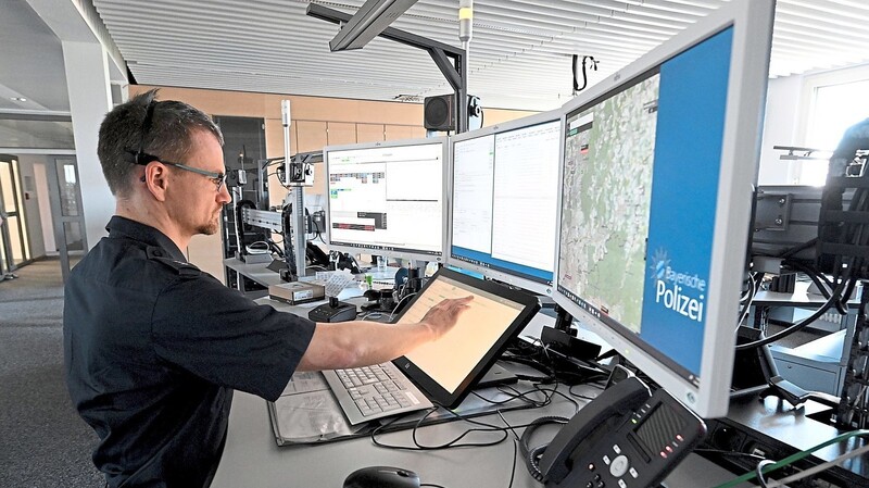 Claus Feldmeier behält in der digitalisierten Einsatzzentrale alle laufenden Einsätze in der gesamten Oberpfalz im Blick.