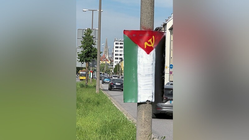 Ein Plakat in der Prüfeninger Straße, mit Palästina-Flagge und Hammer.