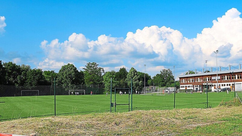 Um den Platz 2 vor dem VfB-Stadion am Peterswöhrd geht es: Hier soll der Kunstrasenplatz angelegt werden.