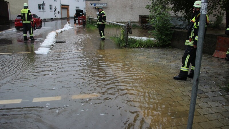 Die Pastritz überflutet die Bräuhausstraße in Furth im Wald.