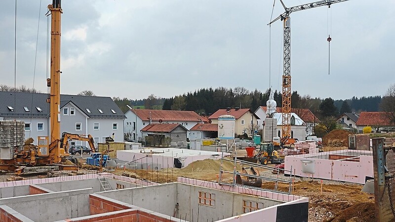 Rege Bautätigkeit herrscht dieser Tage im Baugebiet in Seysdorf, dem die Kapelle (im Hintergrund) seinen Namen gab. Mit viel Eigeninitiative wollen die Bürger nun das Kirchlein instandsetzen.