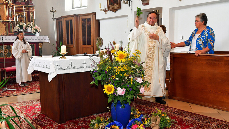 Die Segnung der Kräuterbuschen findet traditionell nach dem Gottesdienst statt.