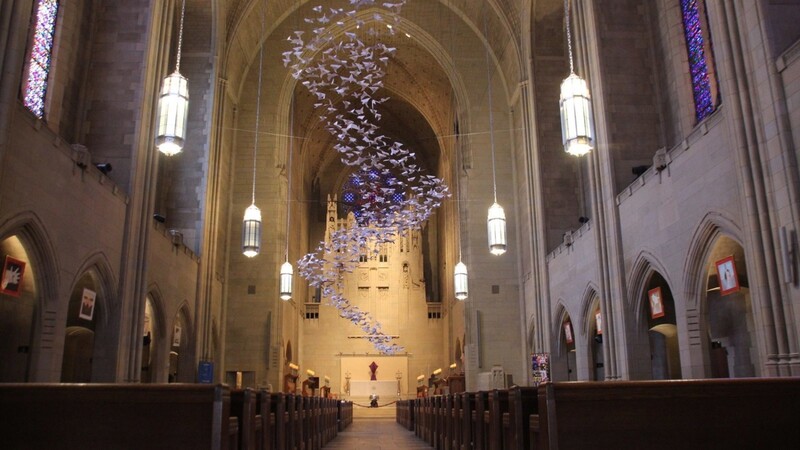 Die Installation "Les Colombes", bestehend aus rund 2000 weißen Papiertauben des Münchner Künstlers Michael Pendry hängt in der Kirche Church of the Heavenly Rest.