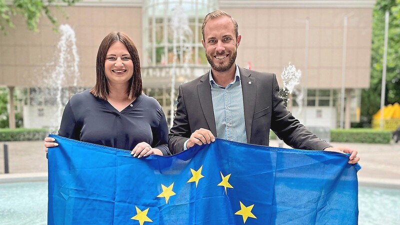 Anna Maria Wippl bei ihrer Ernennung zur EU-Gemeinderätin ihrer Fraktion in der oberösterreichischen Partnerstadt Wels und Stadtrat Ralph Schäfer.