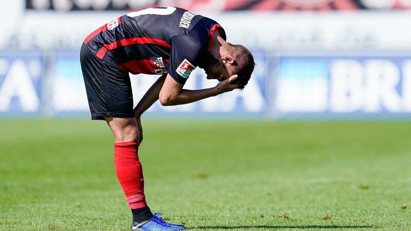 Niedergeschlagen waren die Spieler des SV Wehen Wiesbaden nach der deutlichen Heimpleite gegen Jahn Regensburg.