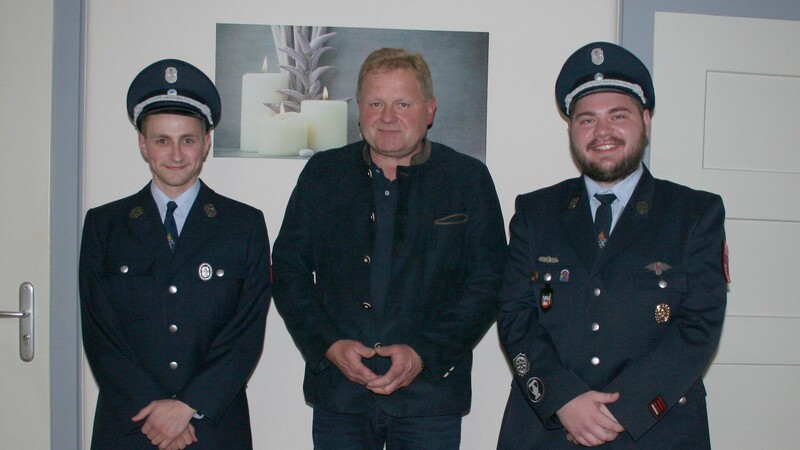 Bürgermeister Wolfgang Daschner (Mitte) mit den beiden neuen Kommandanten Sebastian Riederer (rechts) und Christian Macht (links)