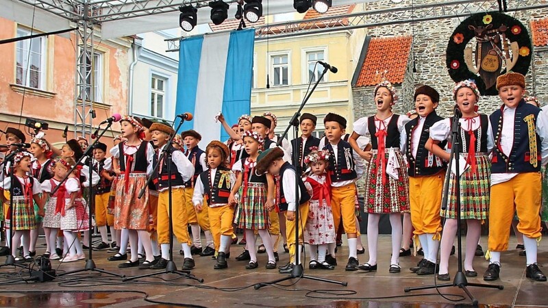 Das Kinder-Ensemble aus Postřekov präsentiert sich bei seinem Auftritt von der besten Seite.