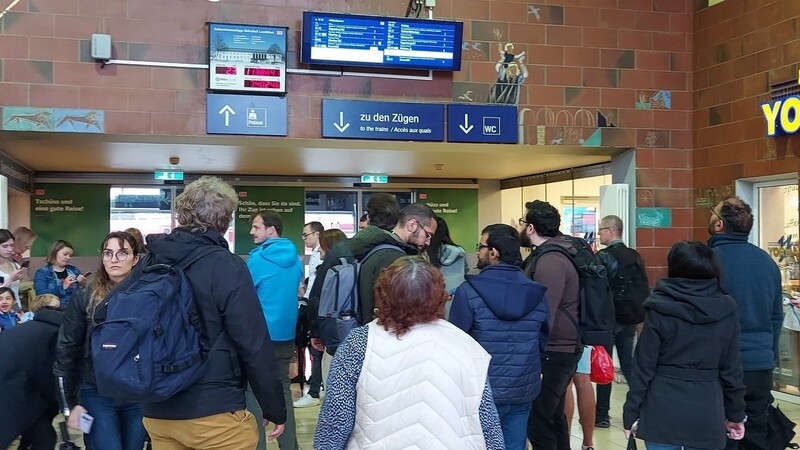 Reisende am Haupbahnhof Landshut warteten am Morgen auf Auskünfte.