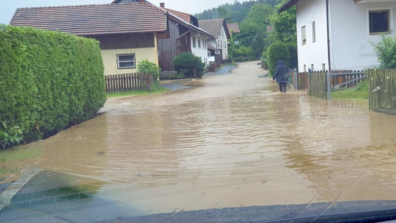 Der heftige Gewitterregen flutet am Sonntagnachmittag die Ortschaft Neumühlen.