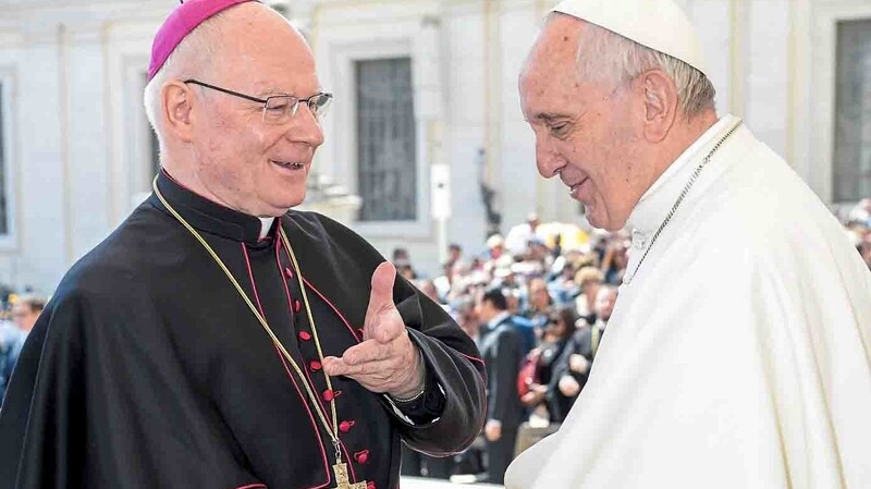 Papst Franziskus (r.) hat das Rücktrittsgesuch von Konrad Zdarsa, Bischof von Augsburg angenommen. Das Bild entstand im Mai 2016 im Vatikan.