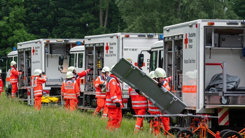 DRK-Freiwillige simulieren im Mai bei einer Übung in Teterow (Landkreis Rostock) einen Katastrophenfall: ein Unglück mit 500 Verletzten.