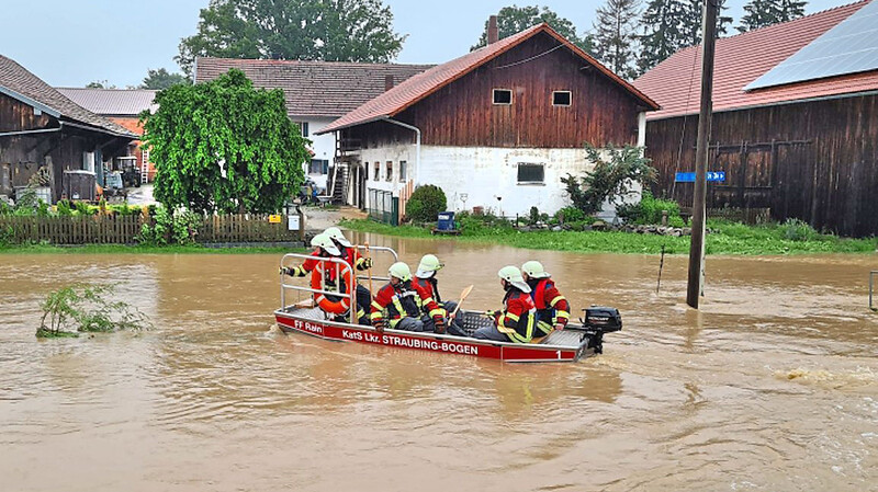 Die Feuerwehr war per Boot im Einsatz, wie hier in der Gemeinde Laberweinting.