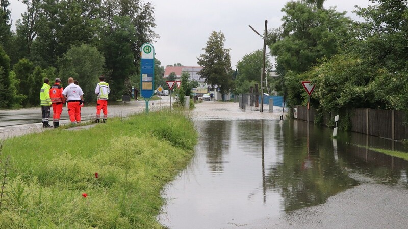 In Thalbach bei Moosburg ist am Montagmittag ein Damm gebrochen. Seitdem überflutet die Amper dortige Wiesen und Grundstücke.