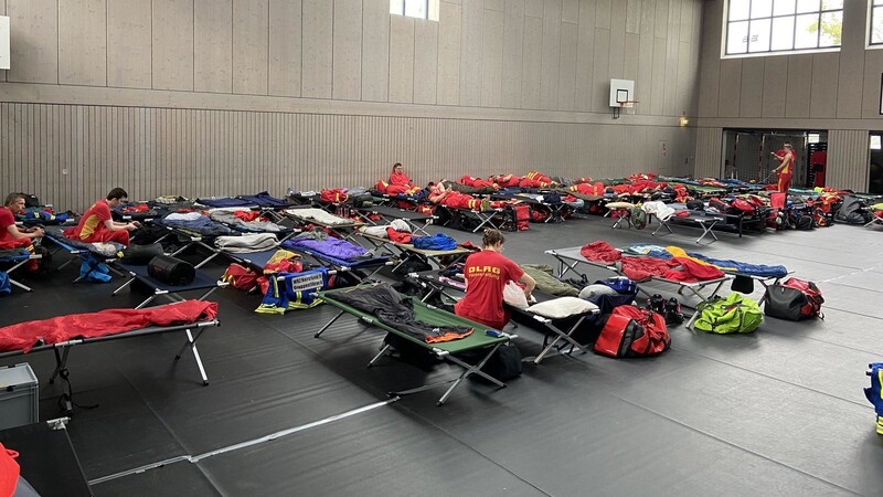 In den beiden Gymnasiumsturnhallen übernachten die 285 Helfer, die aus Nordrhein-Westfalen angereist sind.
