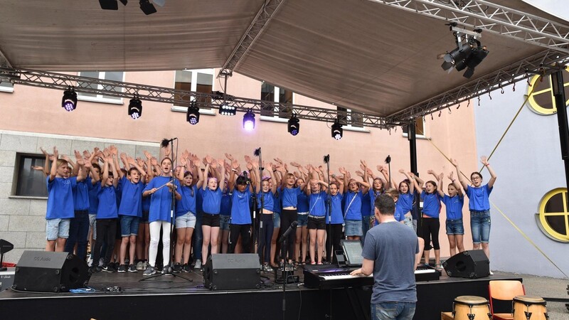 Die Chorklassen fünf bis sieben des Joseph von Fraunhofer-Gymnasiums freuten sich bei ihrem Auftritt auf der großen Bühne schon auf die Ferien.