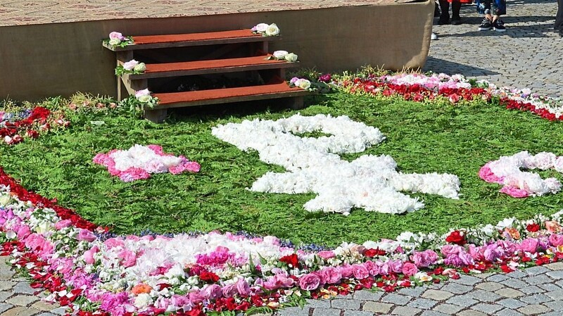 Für einen herrlichen Blumenteppich am zweiten Altar beim Griesplatz sorgt wieder der Frauenbund.