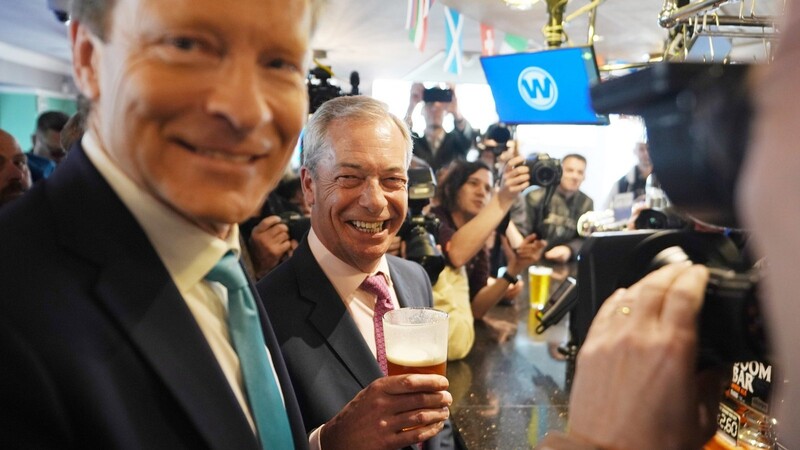 Nigel Farage eröffnet seine Wahlkampagne mit einem Bier im Pub. Links neben ihm steht Richard Tice.