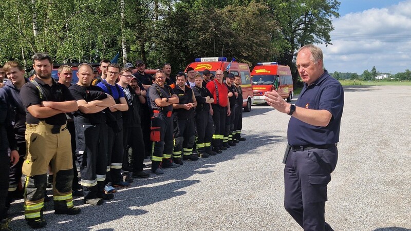 Einsatzkräfte der Feuerwehr aus dem Landkreis Cham unterstützen die Aufräumarbeiten im Landkreis Aichach-Friedberg im Zuge eines Ölwehr-Kontingenteinsatzes.