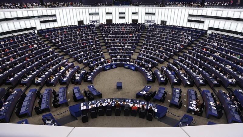 Die mehr als 700 Europaabgeordneten müssen stets am Ende über alle Gesetze abstimmen. Ohne sie geht also nichts. Luft nach oben gibt es dennoch. Ein eigenes Initiativrecht haben sie zum Beispiel nicht.