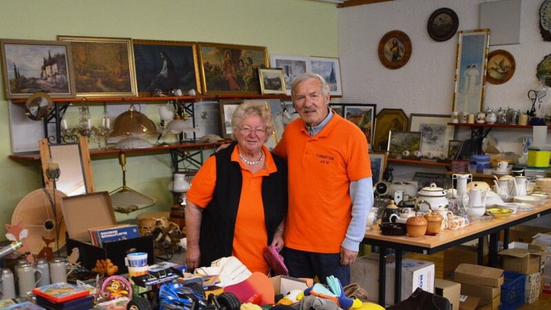 Irmi und Franz Goth freuten sich riesig über die Hilfsbereitschaft der vielen Spender und Käufer.
